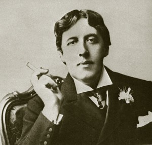 Photo d'Oscar Wilde une cigarette à la main.