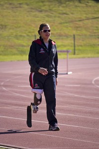 Une athlète paralympique se déplace avec une jambe artificielle.