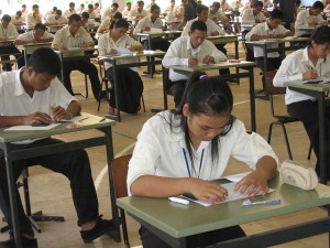 Des étudiants écrivent un examen.