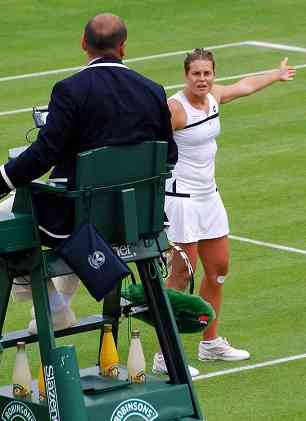 Dispute entre un arbitre et une joueuse de tennis.