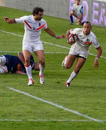 Gael Fickou échappe à deux plaquages avant d'aller marquer son premier essai pour le Stade toulousain.