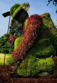 Forme humaine de grandeur nature fait de branches et de feuilles.