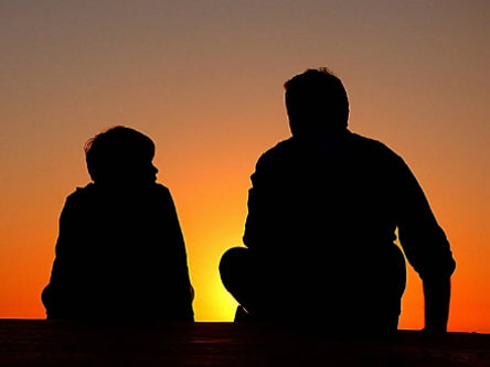 Ombre de 2 personnes devant le soleil