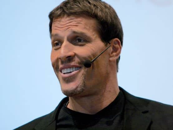 Portait d’Anthony Robbins pendant qu’il donne une conférence.