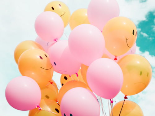 15 ballons sur lesquels un sourire est dessiné.