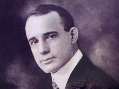 Photo de Napoleon Hill en 1904 en habit cravate.