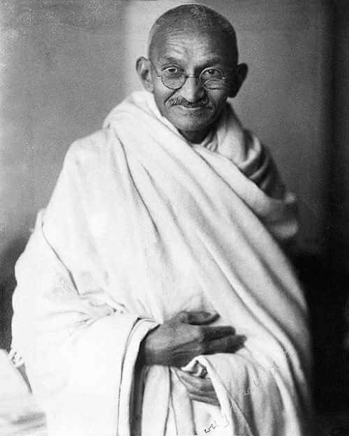 Gandhi portant un dhoti traditionnel, soit un long drap blanc.