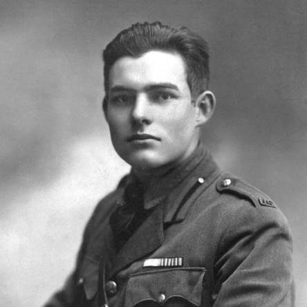  Photo noir et blanc d’Ernest Hemingway en uniforme militaire.