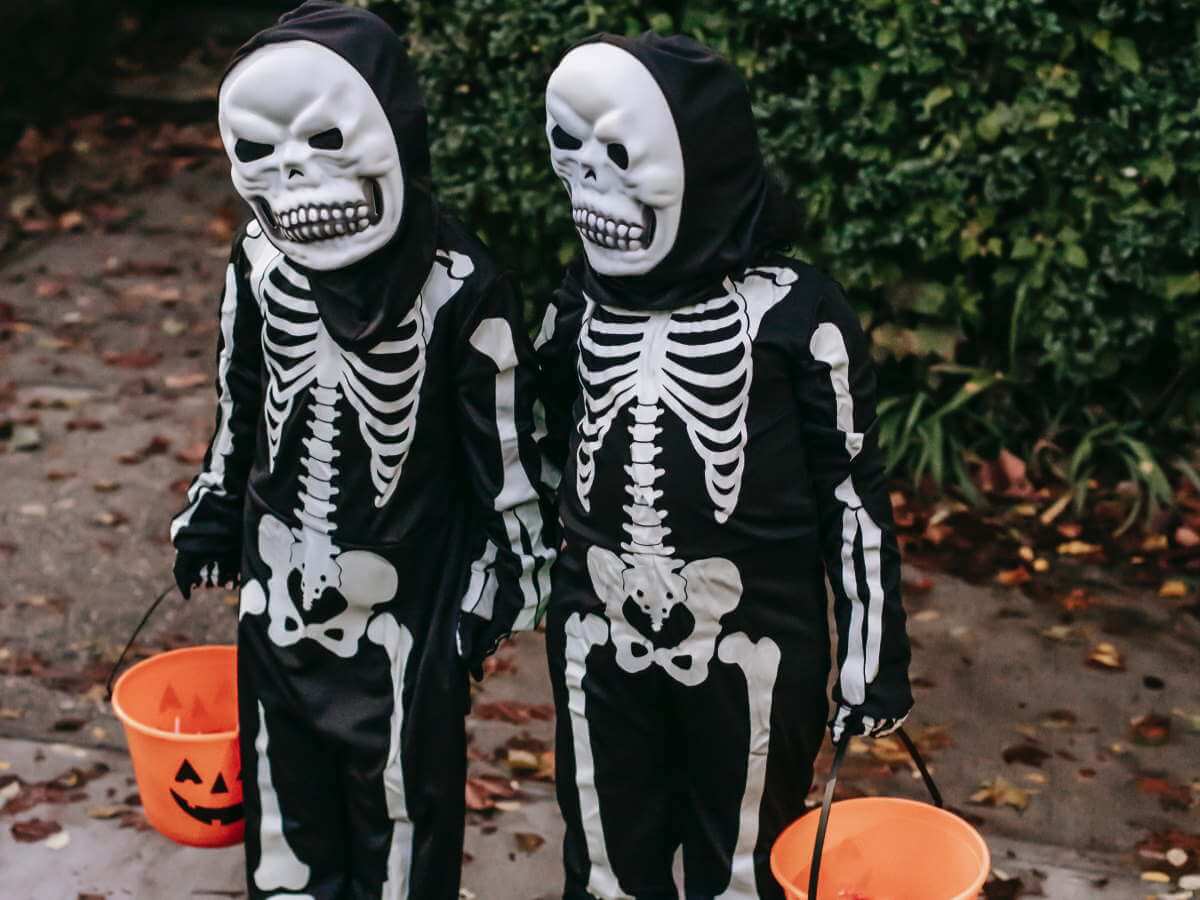 Enfants déguisés en squelette pour l’Halloween