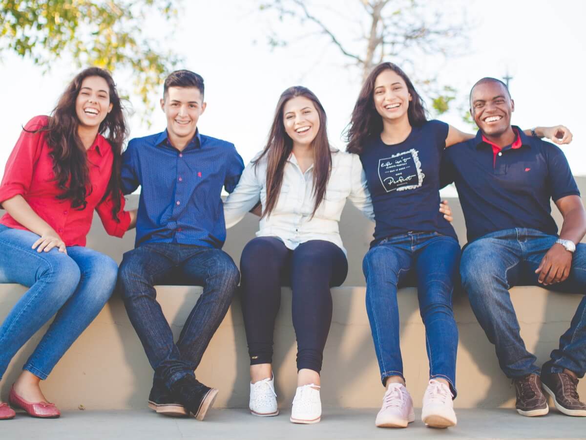 Un groupe de jeunes amis