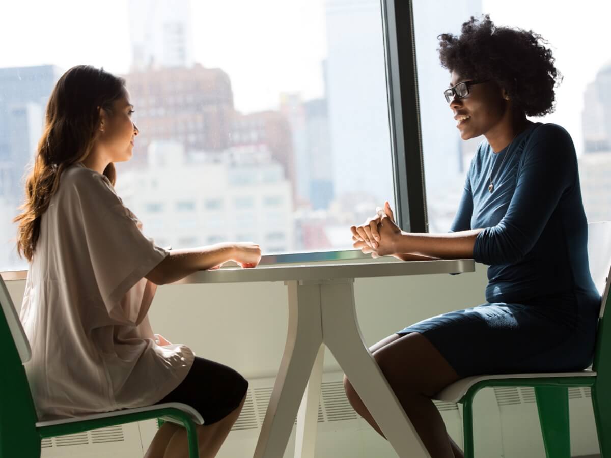 Deux jeunes femmes discutent intensément.