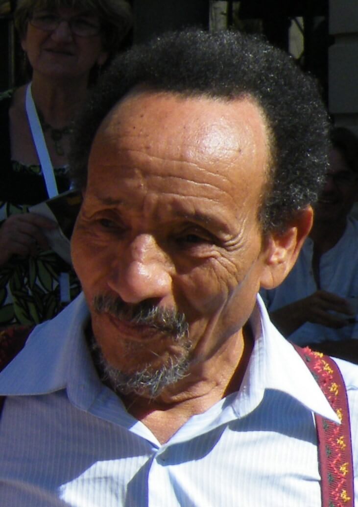 Photo extérieur de Pierre Rabhi avec le soleil au visage