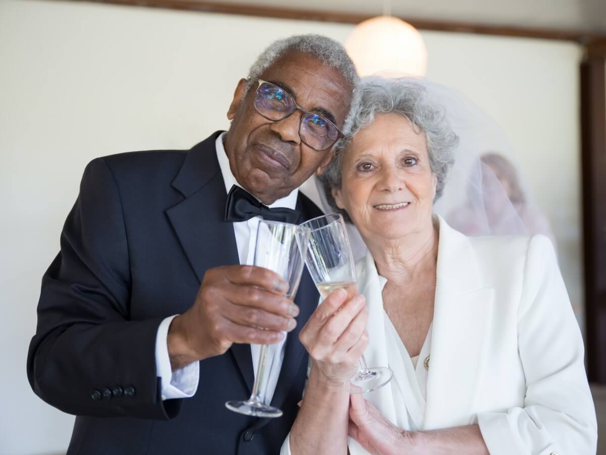 Deux amoureux âgés avec une coupe.