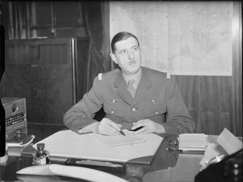 Un portrait de Charles de Gaulle assis à son bureau, probablement dans son bureau à Londres, vers 1940