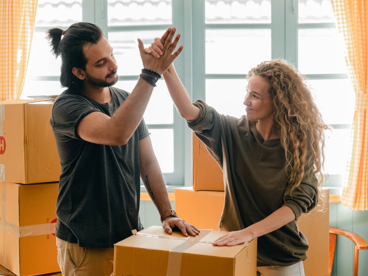 Un homme et une femme se touche la main.