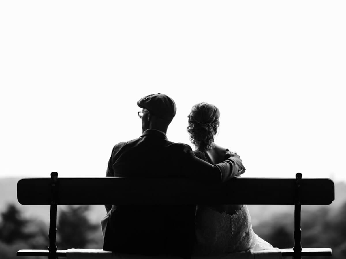 Un couple âgé assis sur un banc de parc