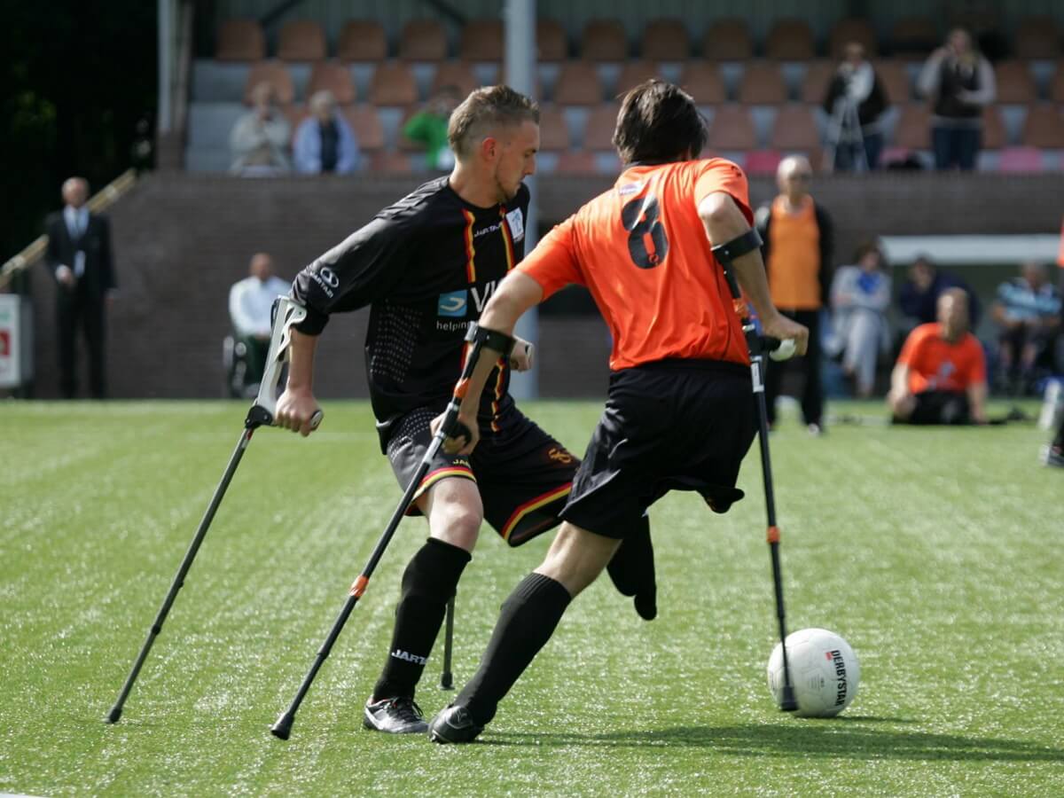 Deux unijambistes jouent au football (soccer en Amérique).