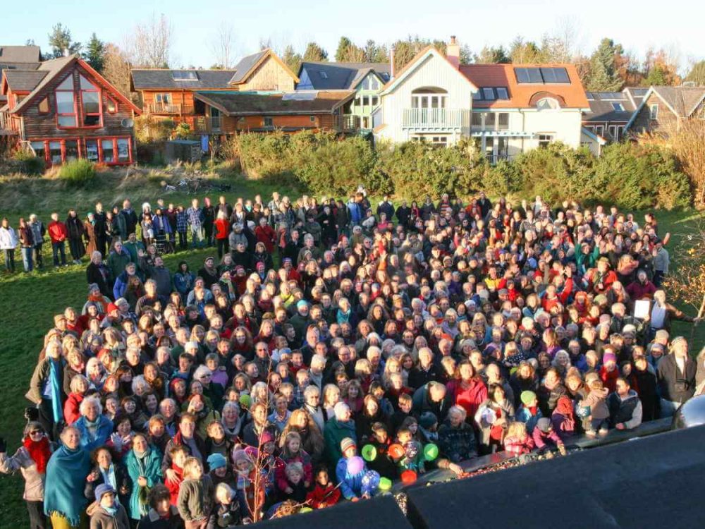 Photo extérieure d'une centaine de personne