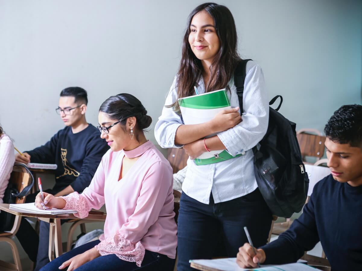 De jeunes adultes dans une salle de cours.