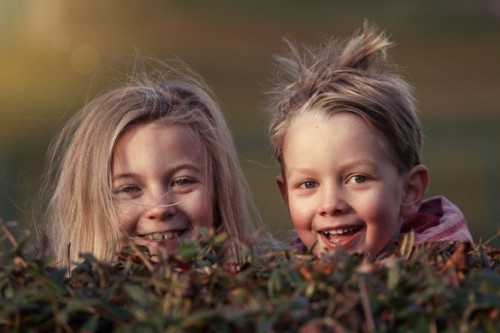 Un gamin et une gamine sont amis.