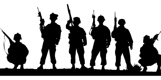 Silhouettes de soldats armés