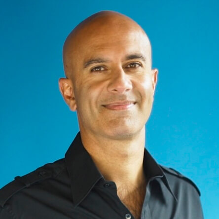  Photo du buste de Robin Sharma portant un chemise sans cravate 