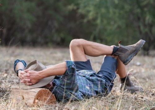 Un homme allongé par terre dans l’herbe