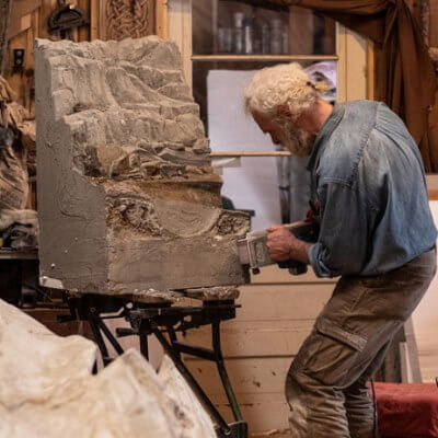 Un sculpteur à l’œuvre dans un atelier