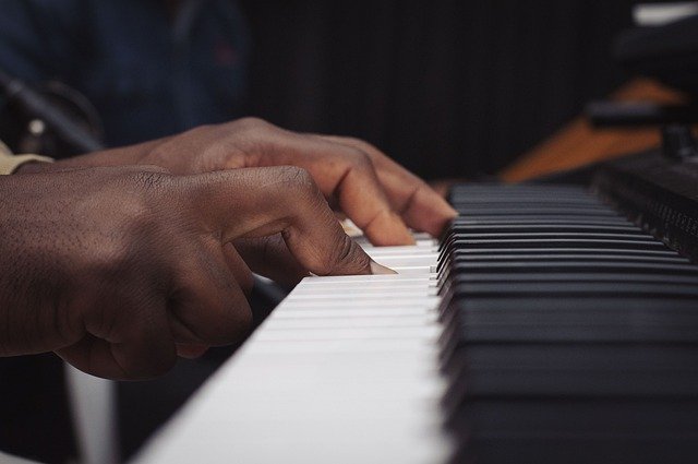 Mains sur un clavier de piano