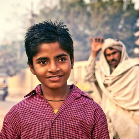 Un adolescent indien près de son père.