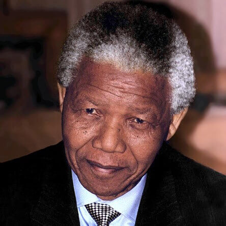 Mandela souriant légèrement