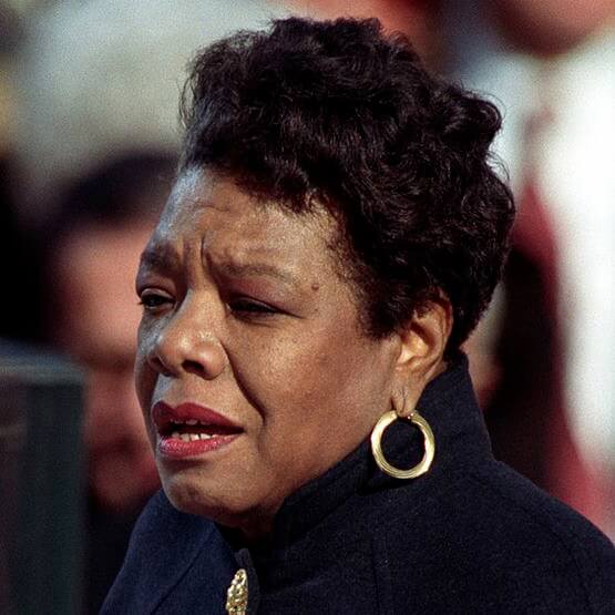 Photo extérieure de Maya Angelou récitant un poème.