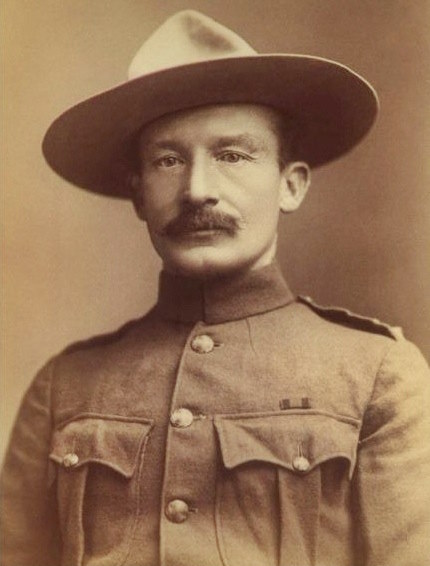  Robert Baden-Powell à 39 ans portant un uniforme militaire 