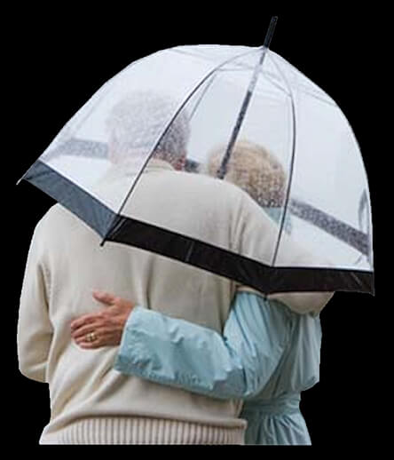 Un couple enlacé tous les deux sous un même parapluie