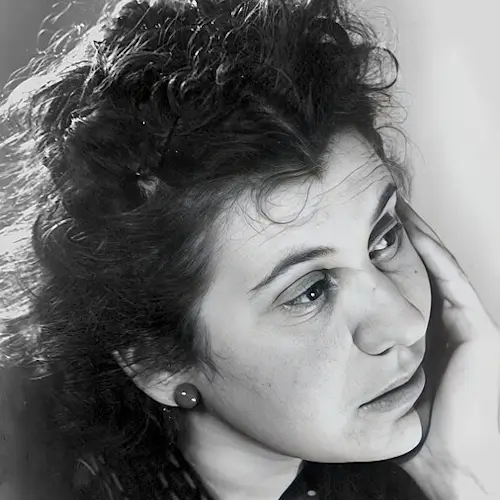 Photo portrait d'Etty Hillesum avec la main sous le menton en 1940