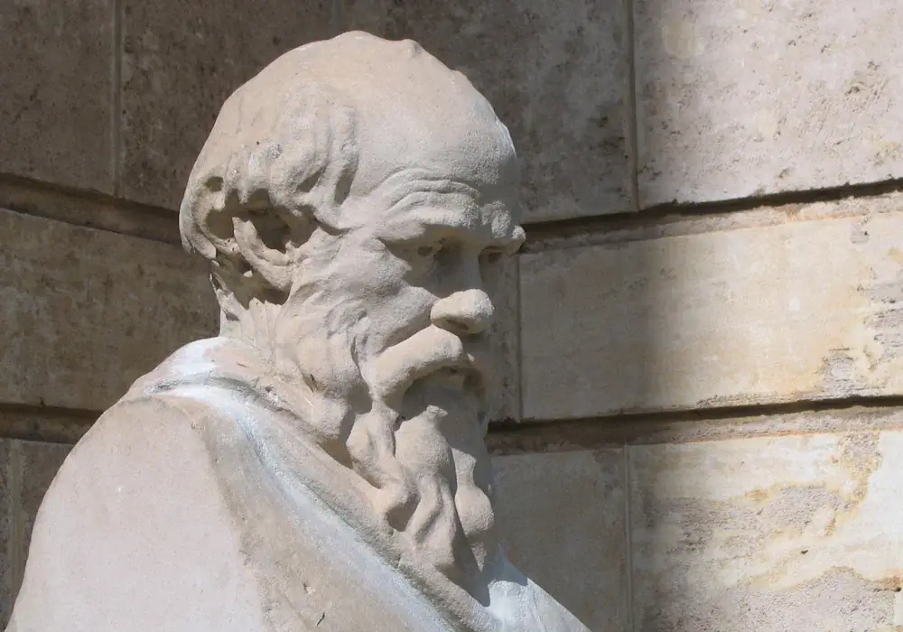 Buste de Socrate en béton pâle