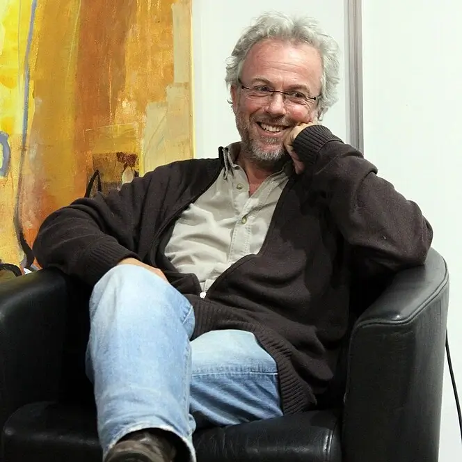 Frédéric LENOIR assis souriant
