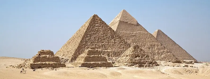 3 petites pyramides devant 3 grandes pyramides