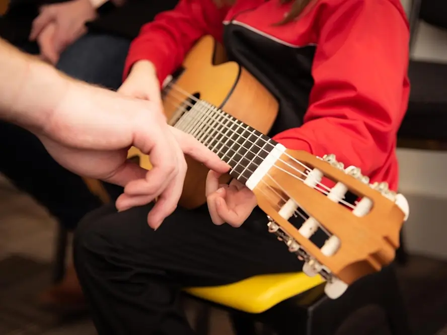 Photo d'une guitare pendant une leçon