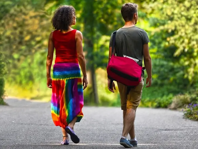 Un jeune couple fait une promenade à pied.