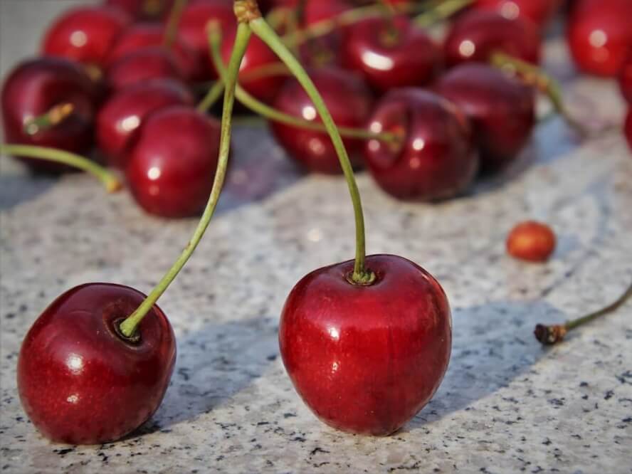 Des cerises parfaits sur un comptoir