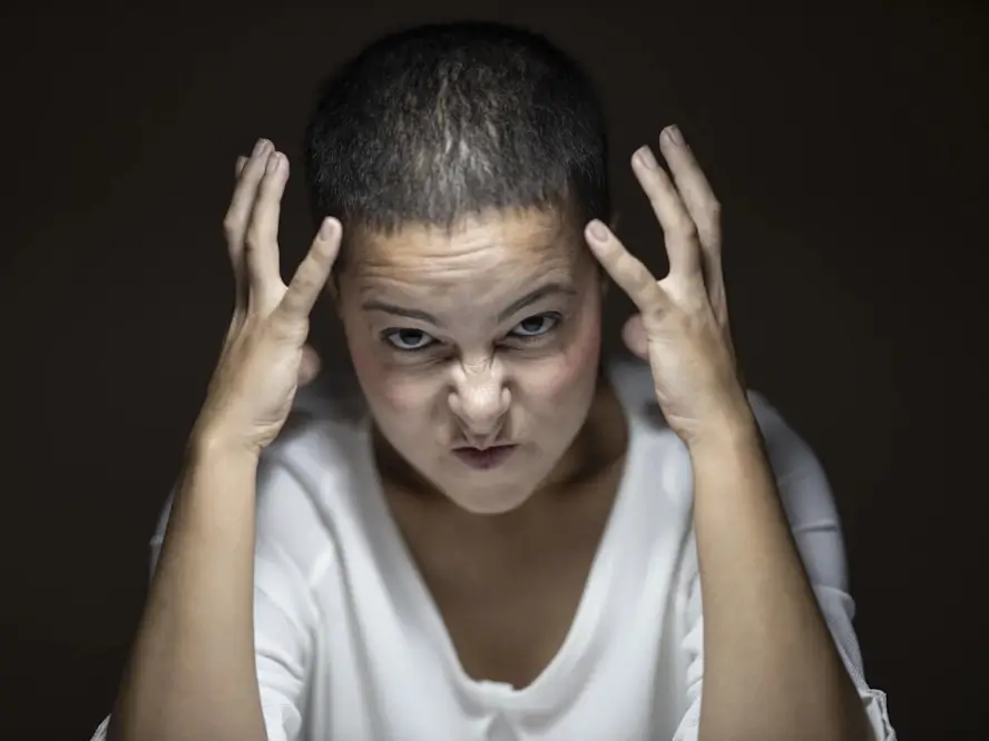 Une jeune femme en colère